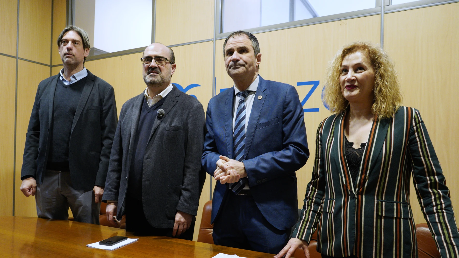 El coordinador en Ponferrada de Partido Popular en León, Marco Morala (2I), junto al candidato a las Cortes, Neftalí Fernández (2D), la diputada nacional, Silvia Franco, y el senador por León, Jorge García (I), durante su comparecencia para valorar la presencia el domingo del presidente del Gobierno, Pedro Sánchez, en Ponferrada