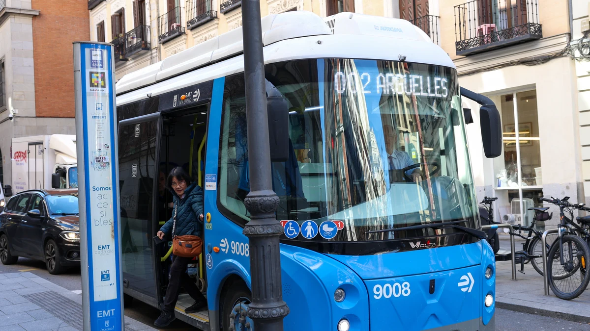 Un autobús de la línea 002, a 23 de febrero de 2026, en Madrid (España). Las líneas cero emisiones de EMT Madrid, la 001 (Estación de Atocha-Moncloa) y 002 (Puerta de Toledo-Argüelles), cumplen seis años con 16,4 millones de viajeros transportados gratuitamente. Ambos autobuses funcionan con tecnología cero emisiones, contribuyendo así a la descarbonización de la movilidad madrileña.23 FEBRERO 2026Marta Fernández / Europa Press23/02/2026