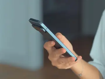 El Pixel 10 Pro tiene una cámara sobresaliente en el mercado actual Pixel 10 Pro en la mano