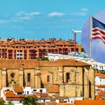 Imagen de C&aacute;ceres junto a una bandera de Estados Unidos