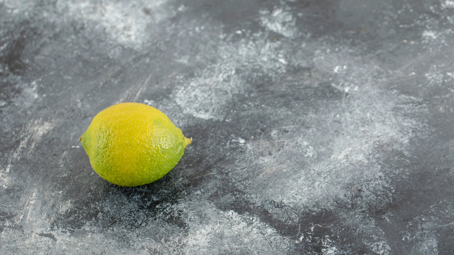 Para qué sirve congelar limones enteros y por qué lo recomiendan para cocinar
