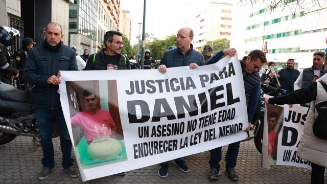 Familiares y vecinos del menor asesinado en Isla Mayor (Sevilla) 