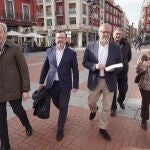 Carlos Poll&aacute;n llega a la Plaza Mayor junto a Jos&eacute; Antonio F&uacute;ster y F&aacute;tima Pinacho