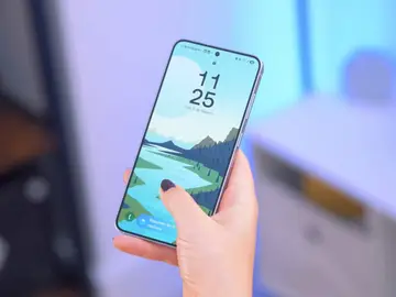 El Samsung Galaxy S25 es el pequeño de la familia, pero mete miedo al resto de la gama alta Galaxy S25 en mano