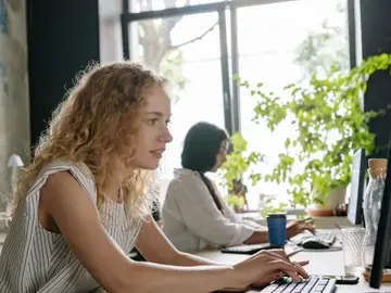 Una persona trabajando en el ordenador Una persona trabajando en el ordenador