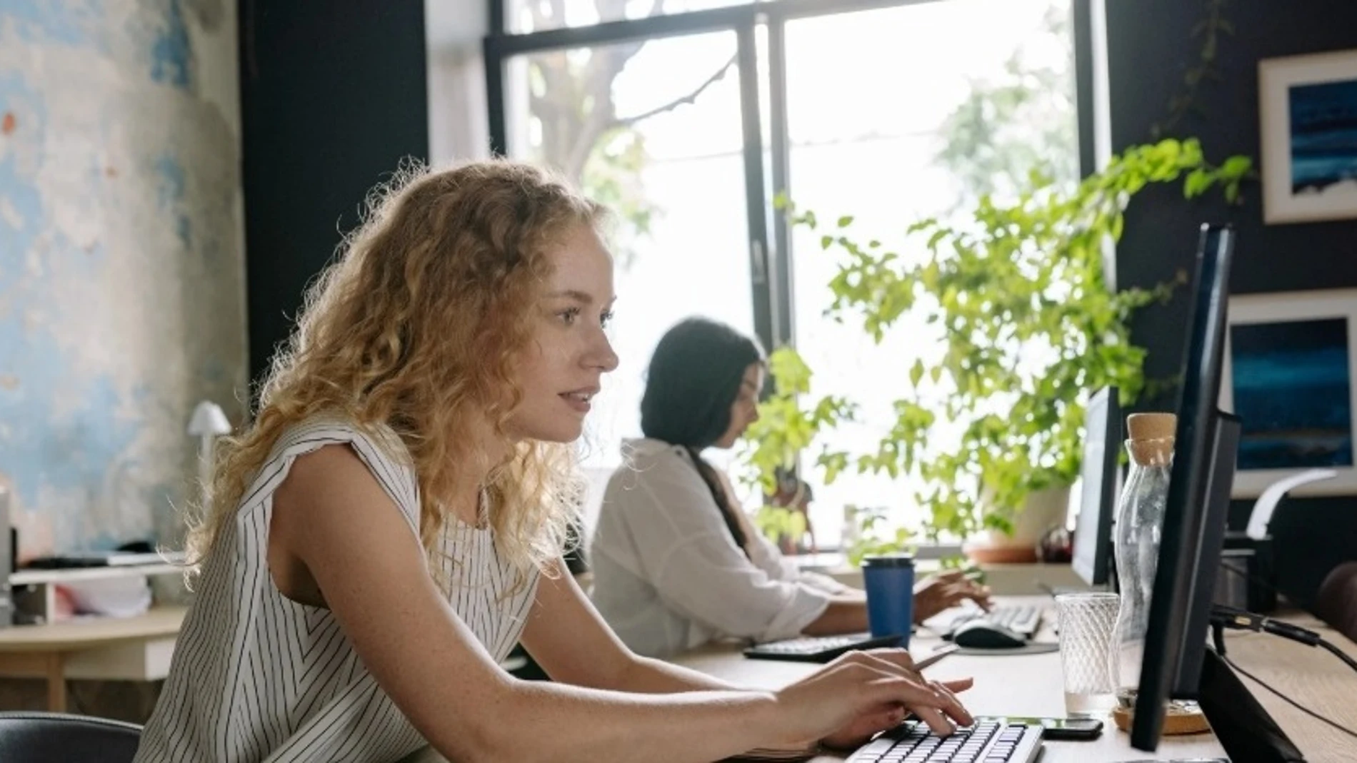 Una persona trabajando en el ordenador