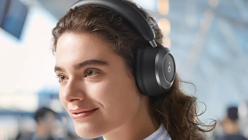 Chica usando los Soundcore Space One Pro de color negro