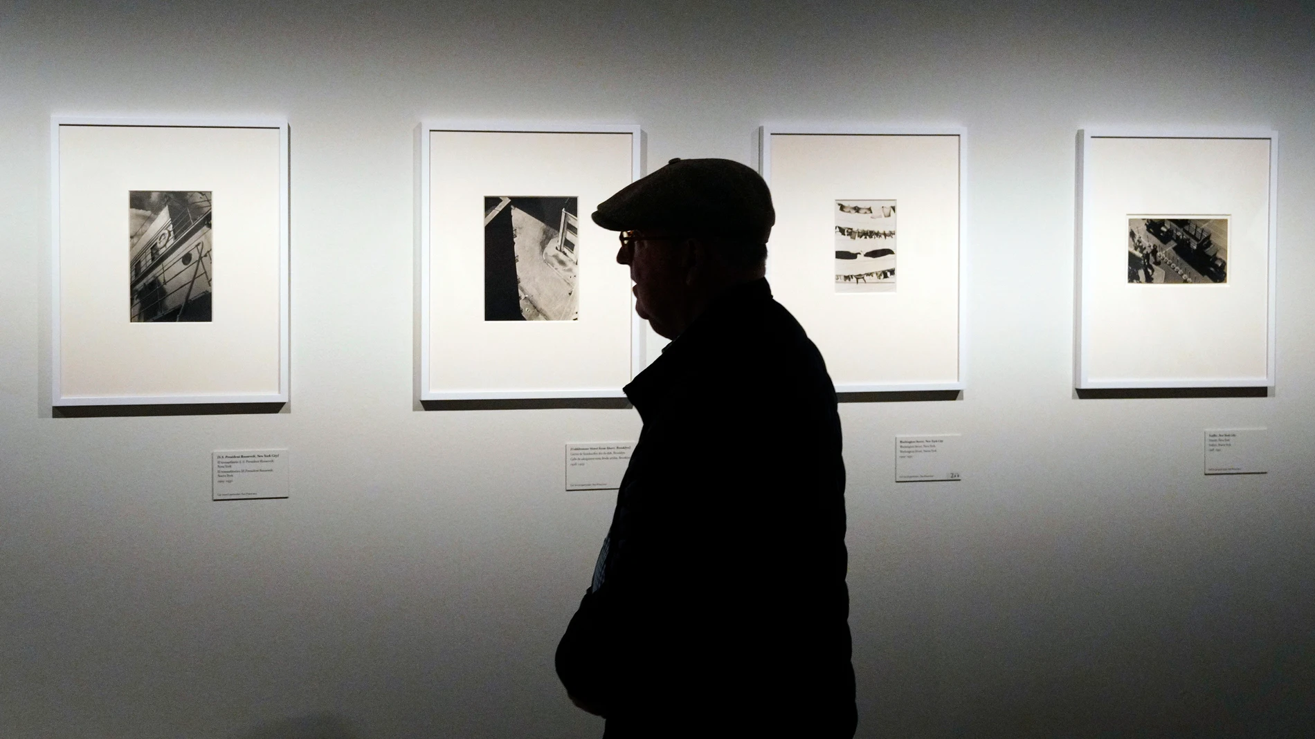 GRAFCAT8916. BARCELONA, 24/02/2026.- La Fundación Mapfre presenta la exposición 'Walker Evans. Now and Then', una amplia antología de uno de los fotógrafos más influyentes del siglo XX, que reúne imágenes de la vida cotidiana en los Estados Unidos realizadas a lo largo de 50 años. EFE/Alejandro García