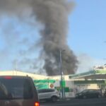 Diez autobuses devorados por las llamas en Lanzarote tras un incendio que oblig&oacute; a varios desalojos