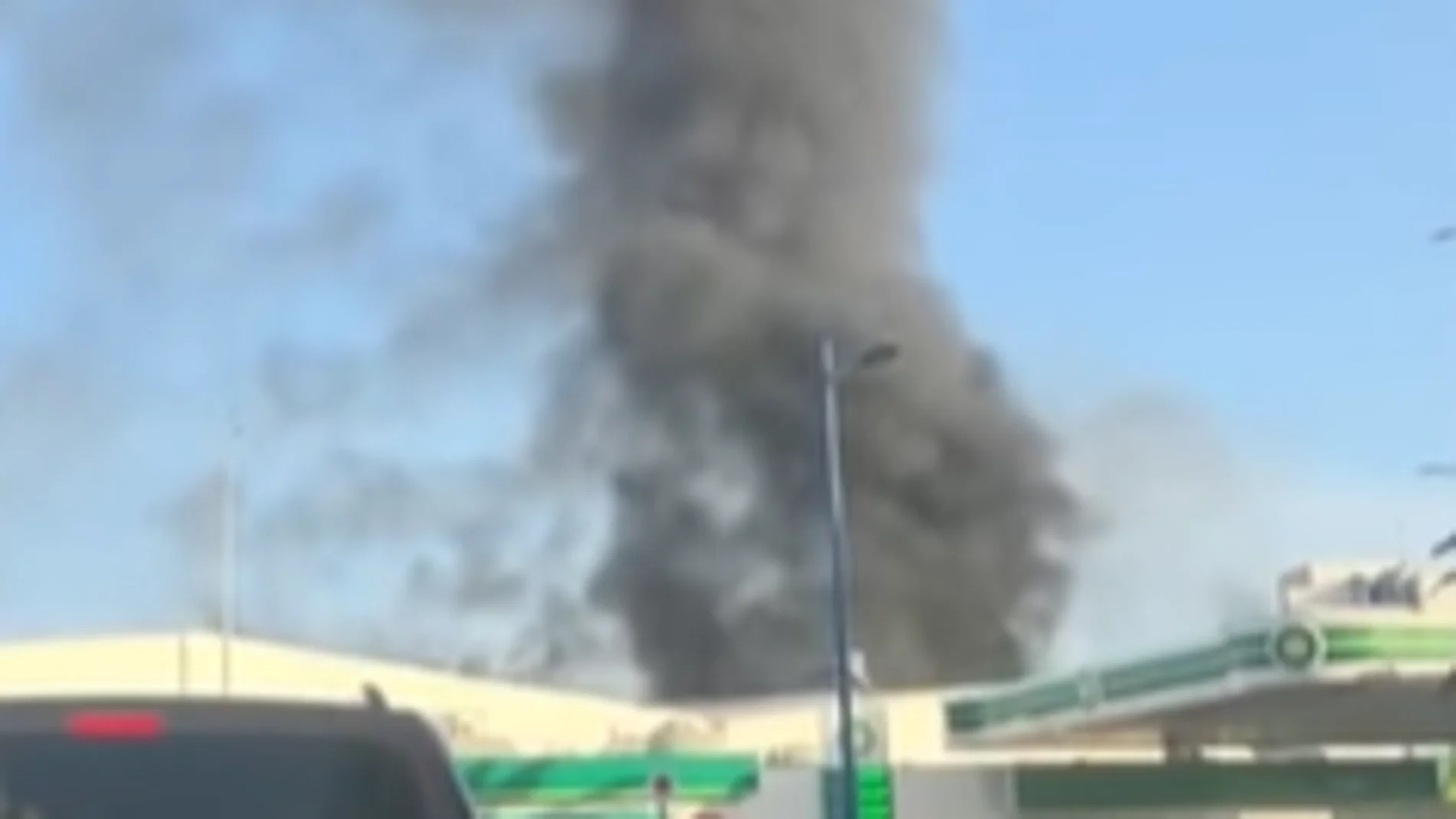 Diez autobuses devorados por las llamas en Lanzarote tras un incendio que obligó a varios desalojos