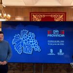 Javier Fa&uacute;ndez, durante el acto de presentaci&oacute;n junto al vicepresidente primero y el alcalde de la localidad anfitriona, Roberto &Aacute;lvarez Coco.