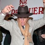 Ortega Cano muestra su lado m&aacute;s divertido cantando y bailando con unos fans en plena calle