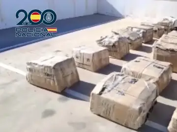 Quiso pasar desapercibido rumbo a Gran Canaria con un cargamento millonario, pero un gesto lo delató en el último control Detenido el conductor de un furgón en el Muelle de Los Mármoles (Lanzarote)