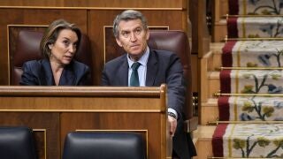 El presidente del Partido Popular, Alberto N&uacute;&ntilde;ez Feij&oacute;o, y la secretaria general del PP, Cuca Gamarra, durante una sesi&oacute;n plenaria en el Congreso de los Diputados