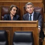 El presidente del Partido Popular, Alberto N&uacute;&ntilde;ez Feij&oacute;o, y la secretaria general del PP, Cuca Gamarra, durante una sesi&oacute;n plenaria en el Congreso de los Diputados