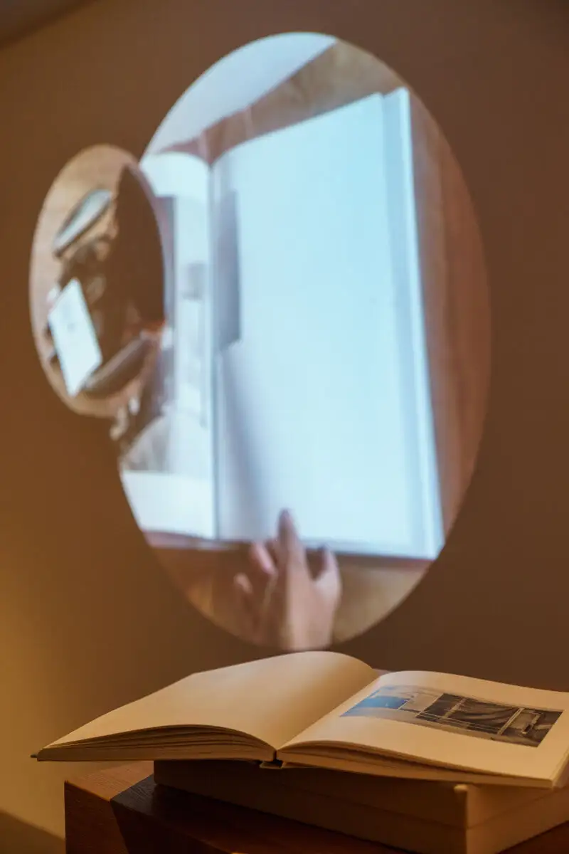 Imagen de la exposición "E-1027 Diálogo: reforma y contrarreforma", de Narelle Jubelin y Sandra Rein; 