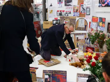 El Museo Helga de Alvear, en colaboración con el artista Thomas Hirschhorn, realiza una acción pública en la estación Madrid Puerta de Atocha Almudena Grandes para celebrar su quinto aniversario. MADRID, 24/02/2026.-El Museo Helga de Alvear, en colaboración con el artista Thomas Hirschhorn (c), realiza una acción pública en la estación Madrid Puerta de Atocha Almudena Grandes para celebrar su quinto aniversario, este martes en Madrid.-EFE/ María Aguilella Pardo