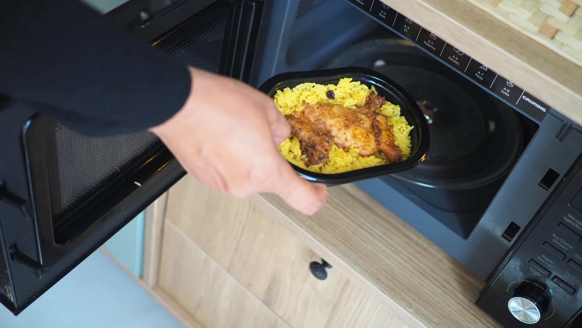 El engaño de la comida para microondas: Greenpeace denuncia que no es seguro y tiene riesgos graves para la salud en un estudio