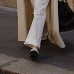 Mujer caminando con mocasines