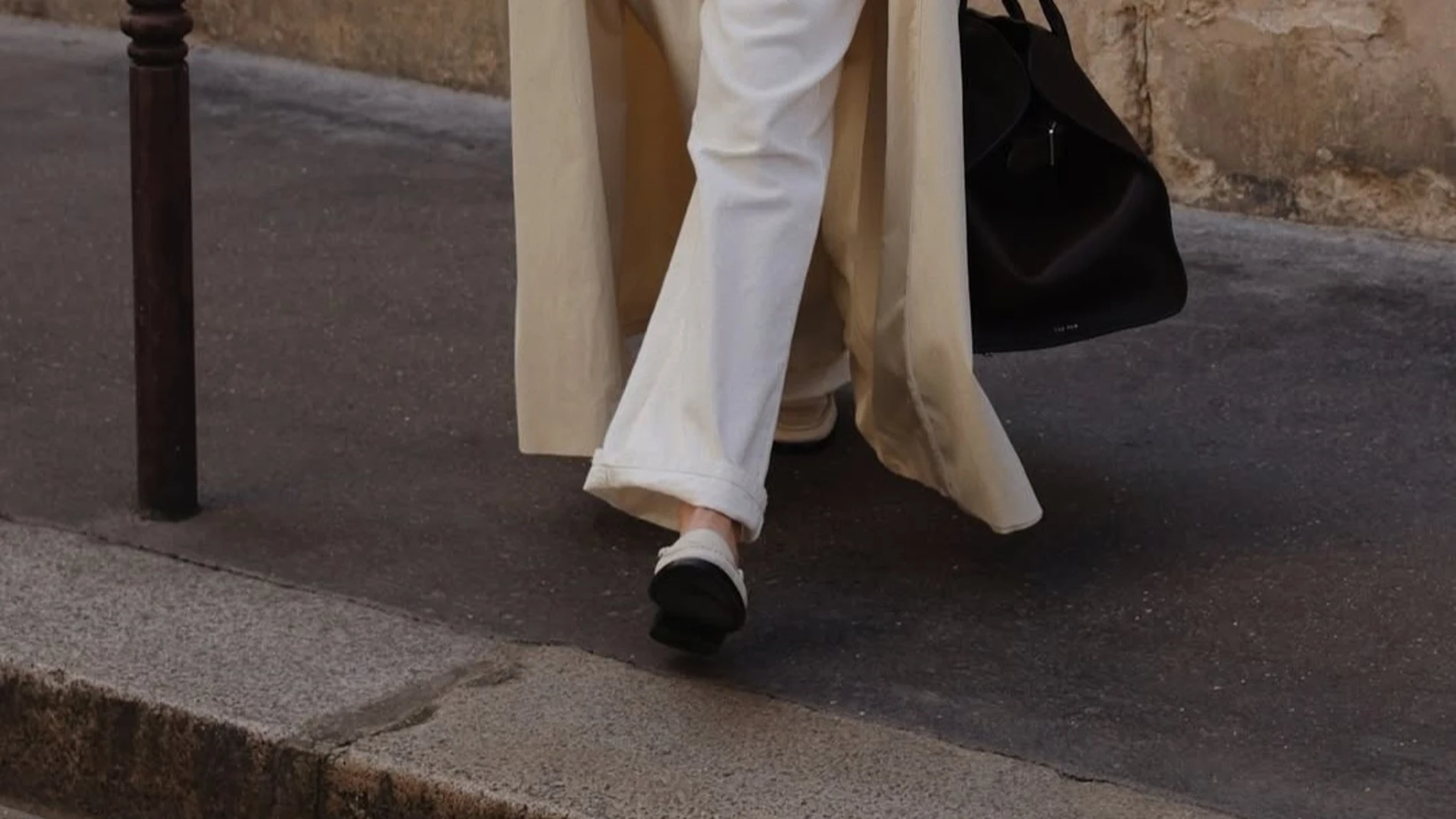 Mujer caminando con mocasines