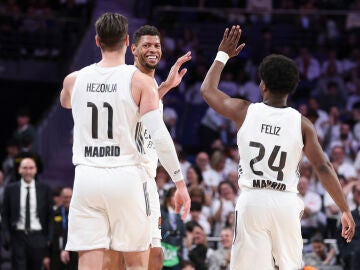 Mario Hezonja, Walter Tavares and Andres Feliz of Real Madrid celebrate during the Turkish Airlines EuroLeague Regular Season Round 29 match between Real Madrid and FC Bayern Munich at Movistar Arena on February 26, 2026, in Madrid, Spain. AFP7 26/02/2026 ONLY FOR USE IN SPAIN