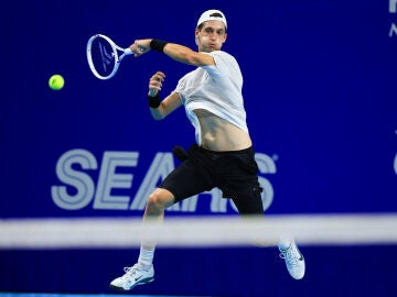 MEX5517. ACAPULCO (M&Eacute;XICO), 25/02/2026.- El tenista Terence Atmane de Francia devuelve una bola ante Rafael Jodar de Espa&ntilde;a este mi&eacute;rcoles, en un partido del Abierto Mexicano de Tenis 2026 en Acapulco (M&eacute;xico). EFE/ David Guzm&aacute;n 