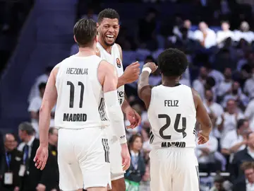 Tavares, Hezonja y Feliz, durante el partido ante el Bayern Tavares, Hezonja y Feliz, durante el partido ante el Bayern