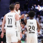 Tavares, Hezonja y Feliz, durante el partido ante el Bayern