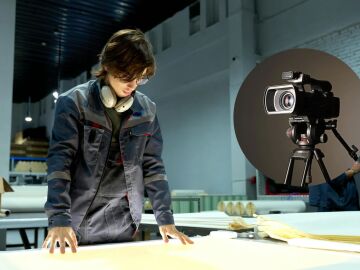 Imagen de archivo de un trabajador junto a una c&aacute;mara de v&iacute;deo