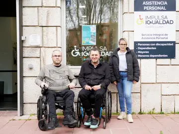 Décimo aniversario de Impulsa Igualdad. De izquierda a derecha, el usuario Nacho Fadrique, el presidente de Impulsa Igualdad, Fran Sardón, y la asistenta Henar Gómez Décimo aniversario de Impulsa Igualdad. De izquierda a derecha, el usuario Nacho Fadrique, el presidente de Impulsa Igualdad, Fran Sardón, y la asistenta Henar Gómez