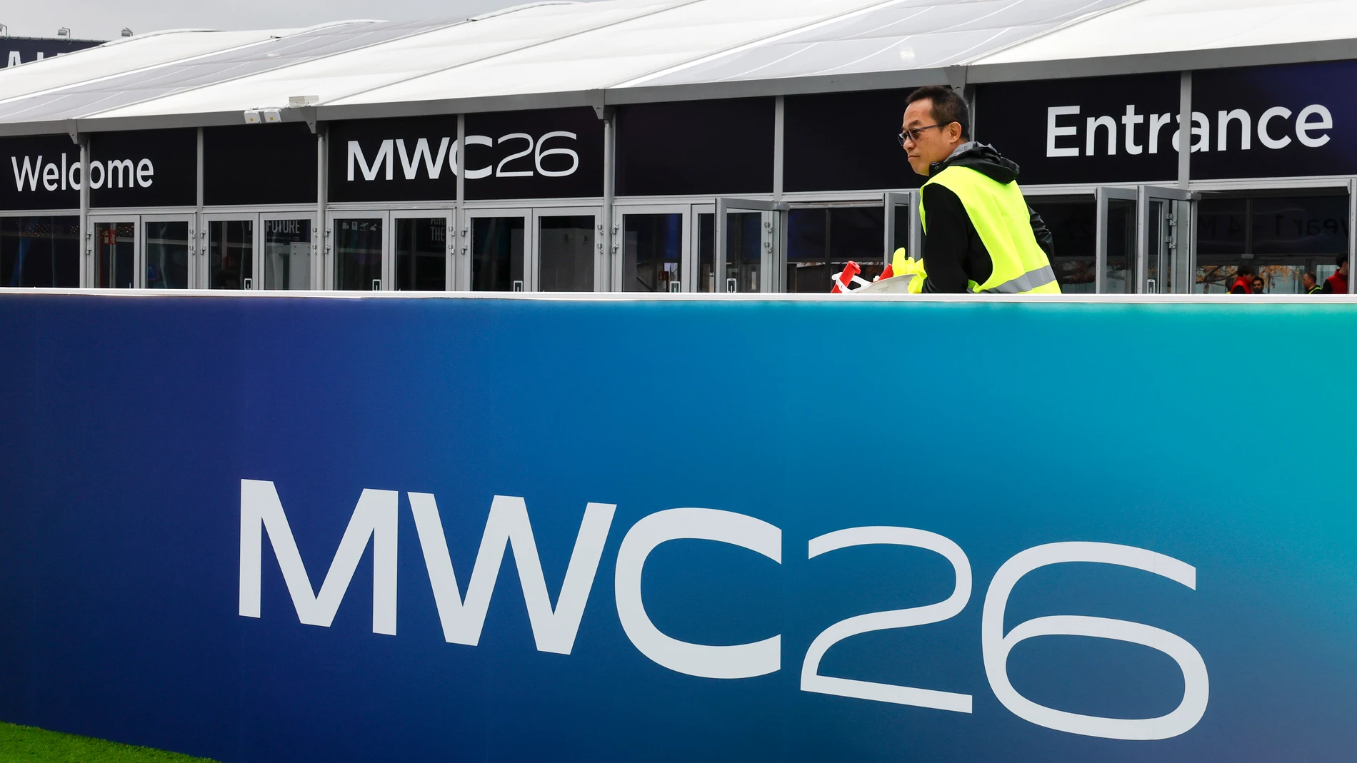 L'HOSPITALET DE LLOBREGAT (BARCELONA), 28/02/2026.- Preparativos del MWC, el mayor evento mundial dedicado a las tecnologías móviles, que arranca el próximo lunes en Barcelona una edición especial, marcada por el vigésimo aniversario del congreso en la capital catalana, con la presencia de más de 2.900 expositores, entre ellos, las grandes corporaciones tecnológicas como Google, Huawei, Meta o Microsoft. EFE/Toni Albir
