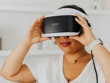 Realidad virtual para mayores: abuelos extremeños "viajan" a Nueva York y la sabana africana sin salir de la feria Realidad virtual para mayores: abuelos extremeños "viajan" a Nueva York y la sabana africana sin salir de la feria