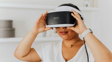 Realidad virtual para mayores: abuelos extreme&ntilde;os "viajan" a Nueva York y la sabana africana sin salir de la feria