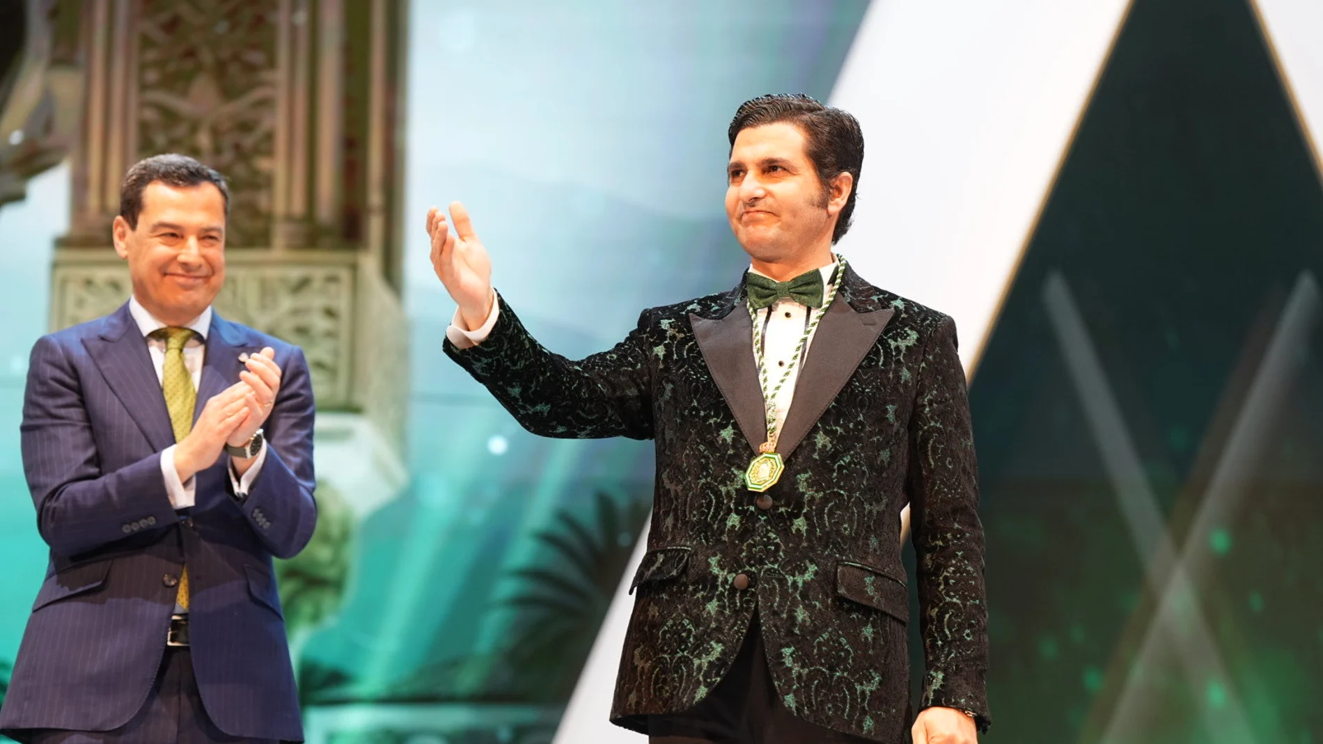 Morante ya luce la medalla de su tierra