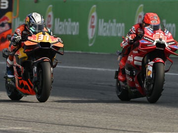 Spain's rider Marc Marquez of Ducati Lenovo Team, right, steers his motorcycle followed by Italy's rider Spain's rider Pedro Acosta of Red Bull KTM Factory Racing during the MotoGP sprint race at the Chang International Circuit in Buriram, Thailand, Saturday, Feb. 28, 2026. (AP Photo/Kittinun Rodsupan)