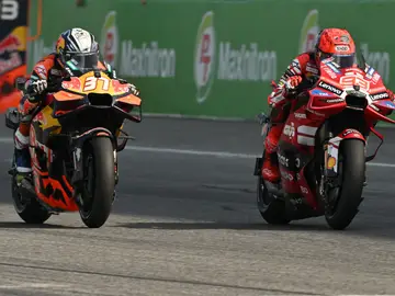 Batalla entre Acosta y Marc en Buriram Spain's rider Marc Marquez of Ducati Lenovo Team, right, steers his motorcycle followed by Italy's rider Spain's rider Pedro Acosta of Red Bull KTM Factory Racing during the MotoGP sprint race at the Chang International Circuit in Buriram, Thailand, Saturday, Feb. 28, 2026. (AP Photo/Kittinun Rodsupan)