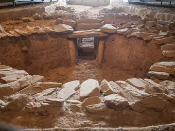 Pintar como en la Prehistoria y catar vino en un sepulcro de 5.000 años: los talleres que convierten Huerta Montero en un espacio vivo Pintar como en la Prehistoria y catar vino en un sepulcro de 5.000 años: los talleres que convierten Huerta Montero en un espacio vivo