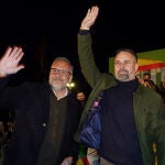 El presidente de VOX, Santiago Abascal (d), y el candidato del partido a la Presidencia de la Junta de Castilla y Le&oacute;n, Carlos Poll&aacute;n, participan en un acto electoral hoy s&aacute;bado en Arroyo de la Encomienda (Valladolid). EFE/Nacho Gallego
