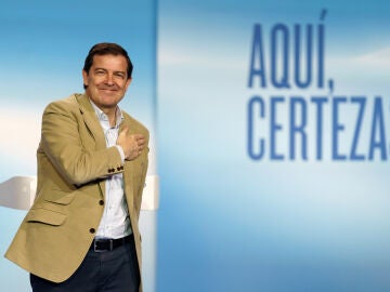 &Aacute;VILA, 28/02/2026.- El candidato del PP a la presidencia de la Junta de Castilla y Le&oacute;n, Alfonso Fern&aacute;ndez Ma&ntilde;ueco, protagoniza un acto p&uacute;blico en &Aacute;vila, en el marco de la campa&ntilde;a electoral de Castilla y Le&oacute;n. EFE/Ra&uacute;l Sanchidri&aacute;n 