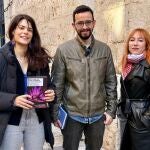 Miguel &Aacute;ngel Llamas junto a Isabel Serra y la periodista Irene Zugasti