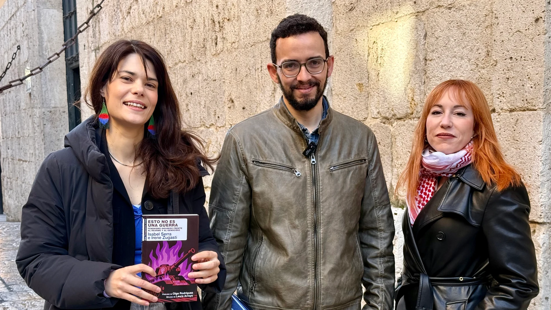 Miguel Ángel Llamas junto a Isabel Serra y la periodista Irene Zugasti