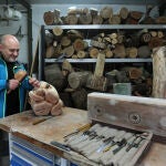 Alfredo Mart&iacute;n 'Chis' en su taller de Ampudia(Palencia)