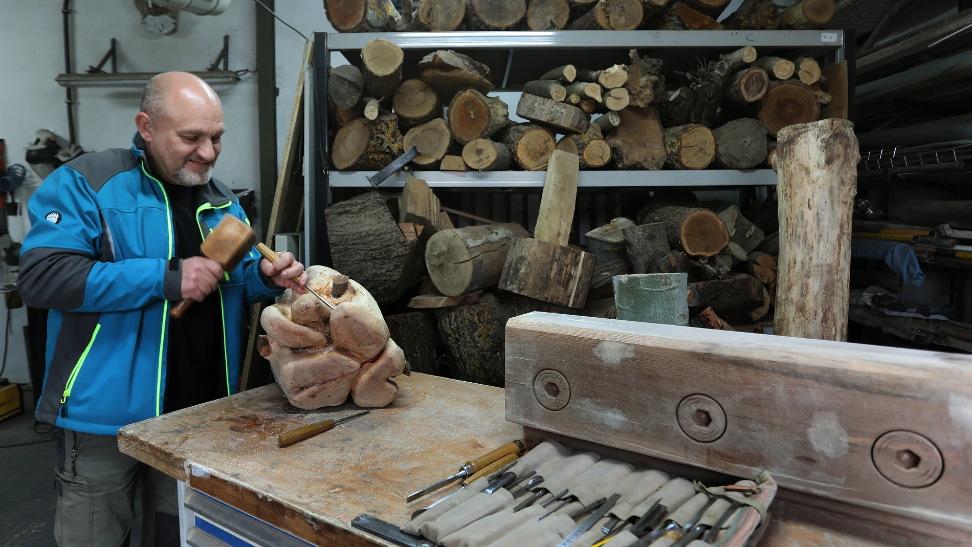 Alfredo Martín 'Chis' en su taller de Ampudia(Palencia)