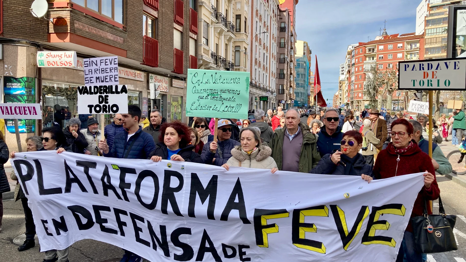 Nueva protesta en León en defensa del FEVE