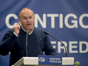 CULLEREDO (A CORU&Ntilde;A), 28/02/2026.- El secretario general del PPdeG, Miguel Tellado (c), participa en la clausura del congreso local del partido en el que se proclama candidata a la alcald&iacute;a de Culleredo a Izaskun Garc&iacute;a. EFE/Moncho Fuentes 
