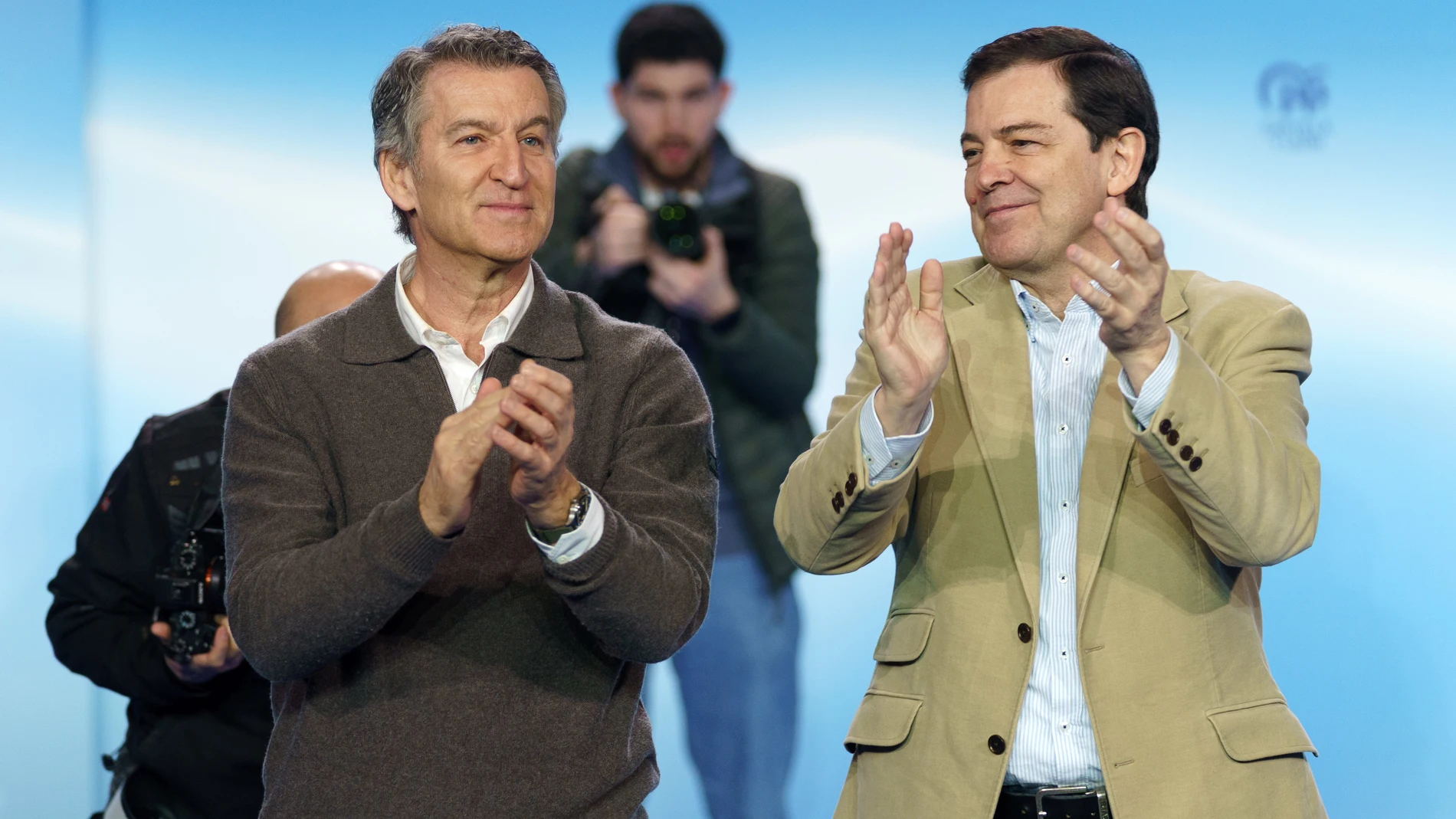 El presidente nacional del partido Popular, Alberto Núñez Feijóo (i), y el candidato de esta formación a la reelección como presidente de la Junta de Castilla y León, Alfonso Fernández Mañueco (d), protagonizan un acto público en Ávila, en el marco de la campaña electoral de Castilla y León