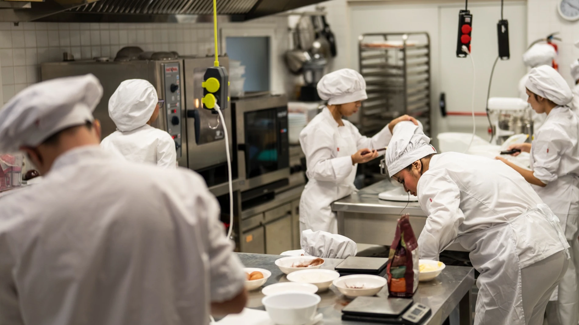Alumnos de Formación Profesional básica de panadería y pastelería