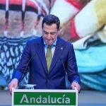 El presidente de la Junta de Andaluc&iacute;a, Juanma Moreno interviene en el acto