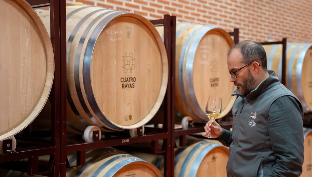 Aquí el vino no es el gesto de un solo nombre en etiqueta, sino la suma de muchas manos