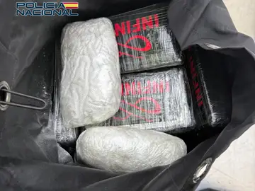 Incautan en Barajas 110 kilos de cocaína en un contenedor aéreo procedente de Colombia Incautan en Barajas 110 kilos de cocaína en un contenedor aéreo procedente de Colombia